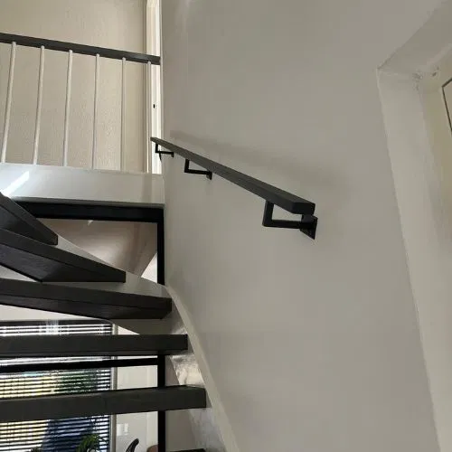 Maak een opvallende statement thuis met stalen trapleuningen op maat!