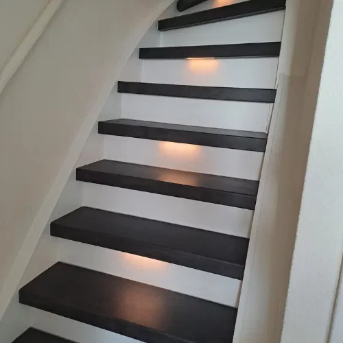 Zwart-wit of houtlook: perfecte kleuren voor je trap